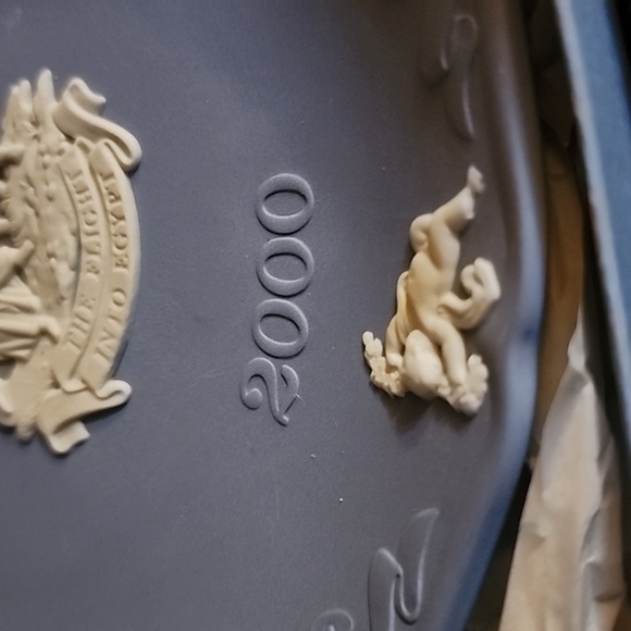 Wedgewood 2000 collectors plate raised angels mary joseph and baby donkey detail - Picture 2 of 7